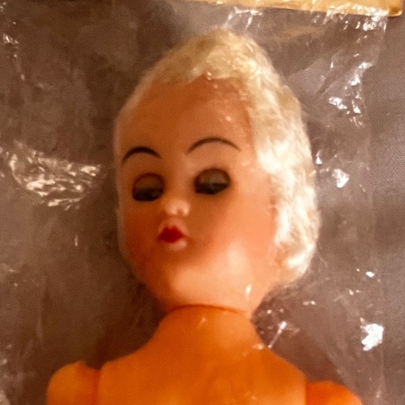 NWT - Vintage Fibre-Craft Moving Blue Eyes Flat Heel Doll 7.5" Blonde W/Stand - Picture 2 of 13